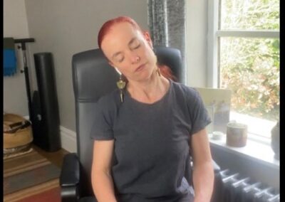 Video 29 : Seated stretch at your desk (20 minutes)