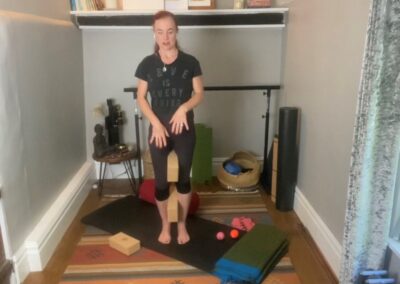 Video 32 : Hips, Knees & Feet (30 minutes)